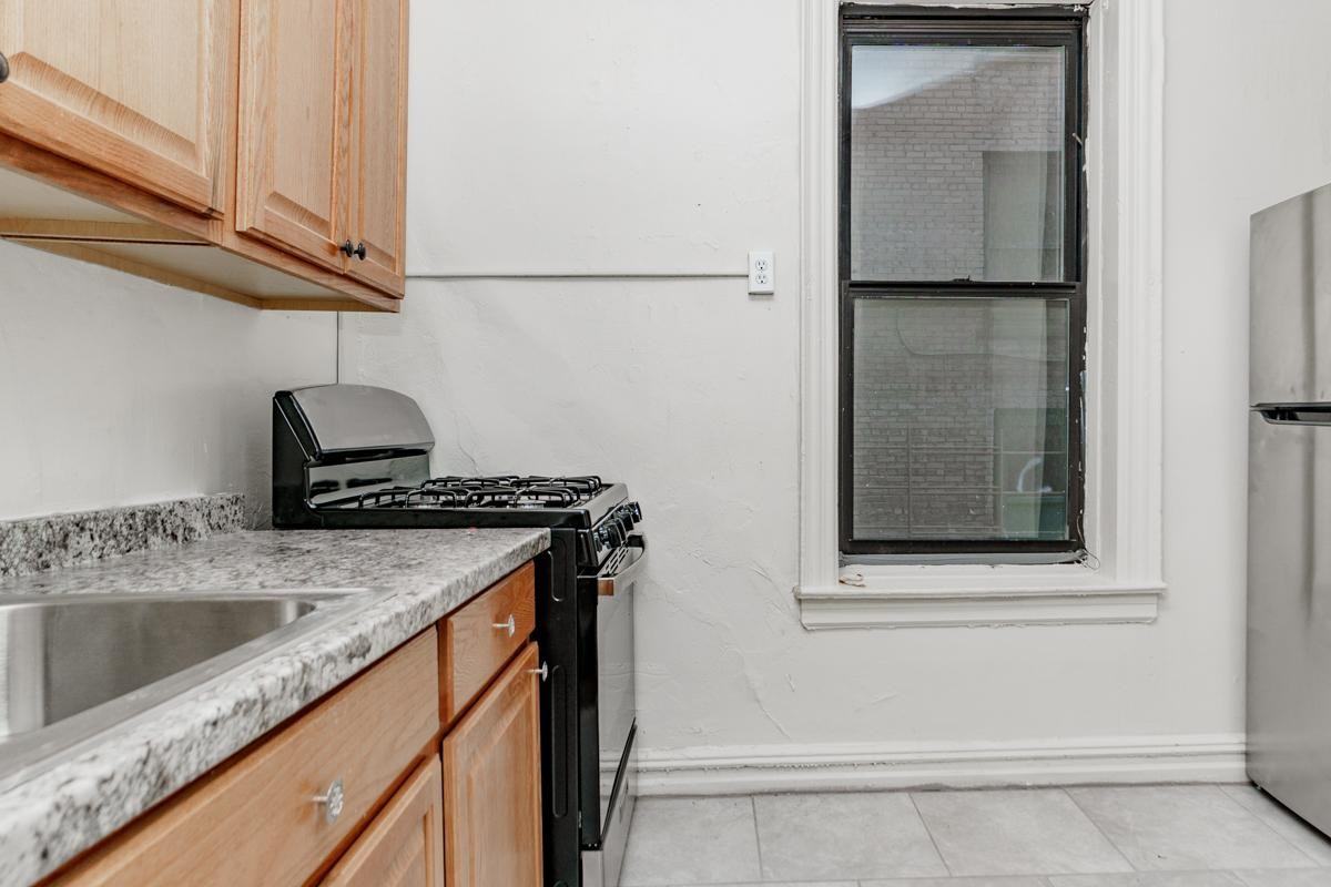 374 E 49th St #D3 - Photo 4 of 10