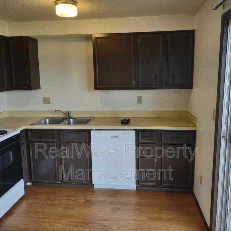 332 Nw Tumlin Ave - Photo 3 of 8