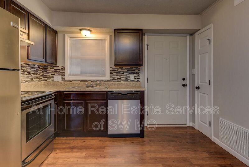 930 S Campbell Ave - Photo 2 of 9