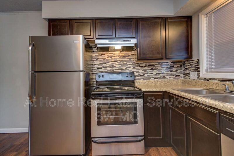 930 S Campbell Ave - Photo 3 of 9