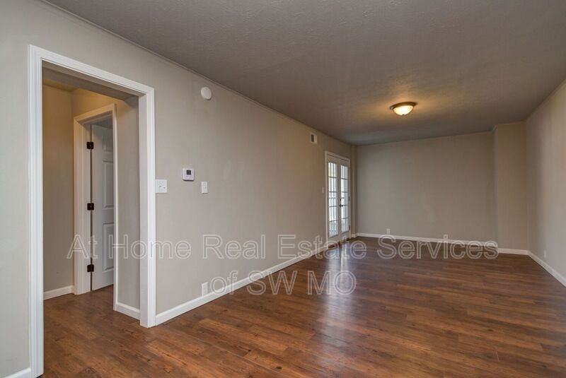 930 S Campbell Ave - Photo 4 of 9