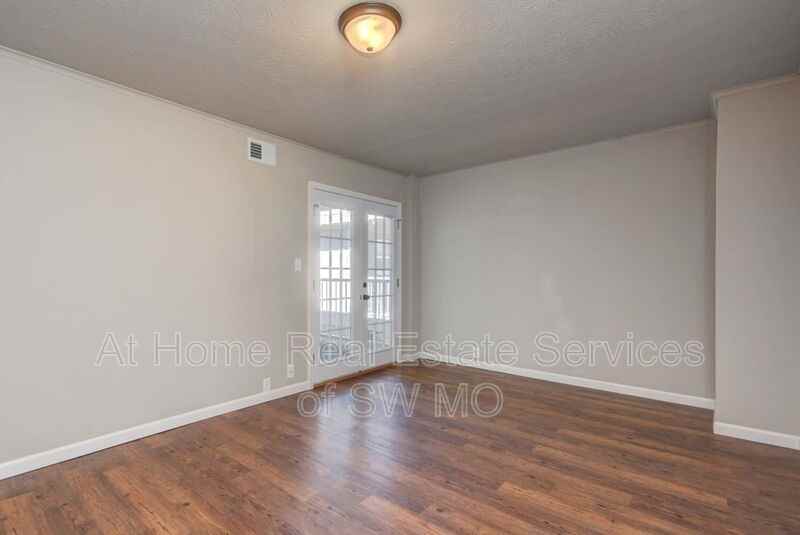 930 S Campbell Ave - Photo 5 of 9