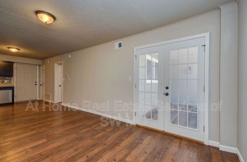 930 S Campbell Ave - Photo 6 of 9