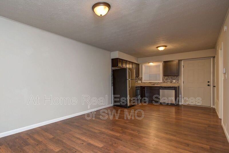 930 S Campbell Ave - Photo 7 of 9