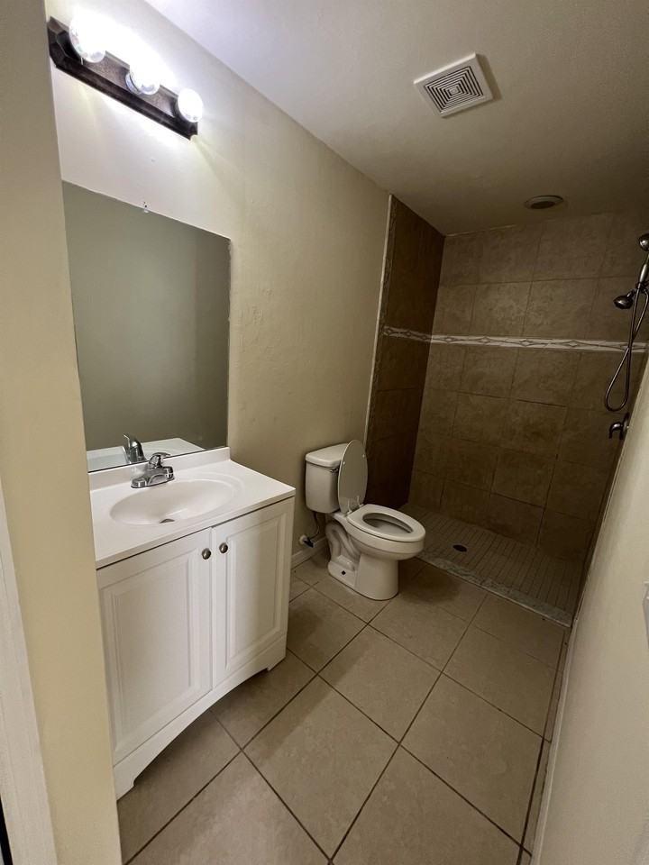 531 Se 6th Pl #1 - Photo 3 of 7
