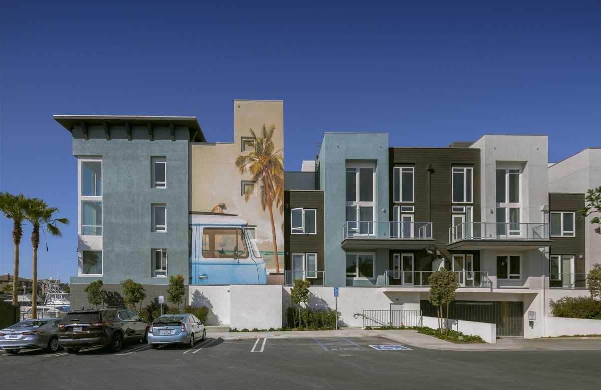 3851 Harbour Island Ln - Photo 6 of 40