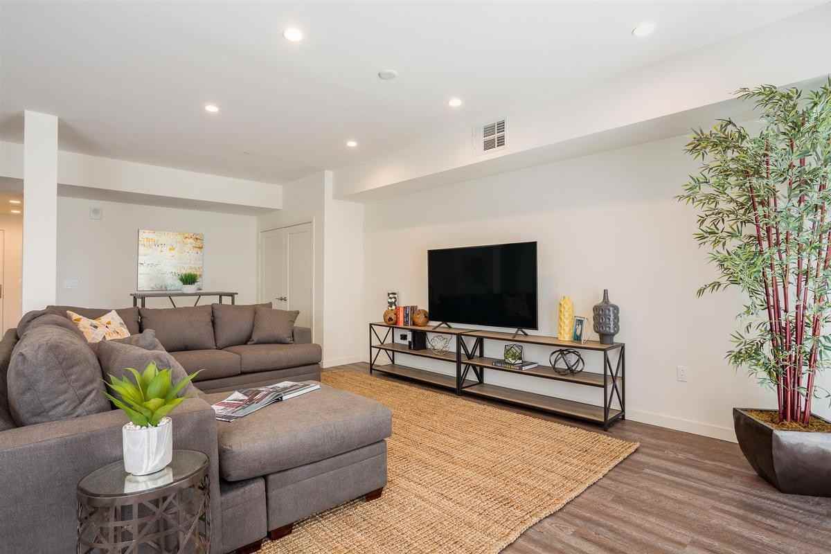 3851 Harbour Island Ln - Photo 4 of 40