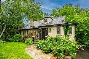 10 Burnhamthorpe Road - Photo 2 of 36