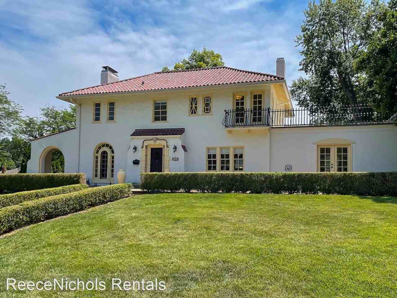 101 W 54th St - Photo 2 of 43