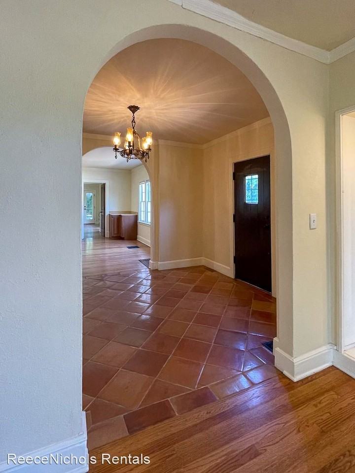 101 W 54th St - Photo 3 of 43