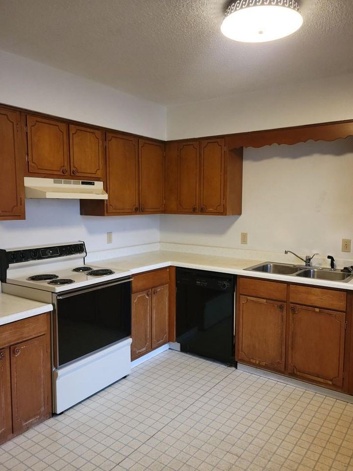 635 6th Street West - Photo 2 of 5