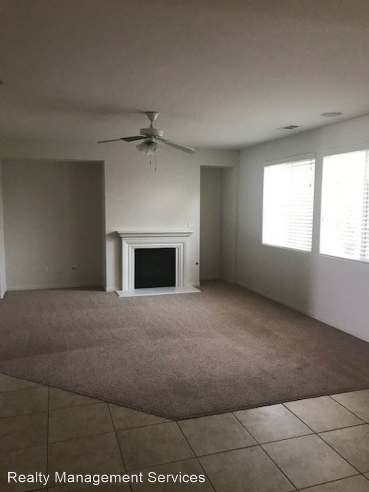 12421 Jacksonville Ave - Photo 2 of 8