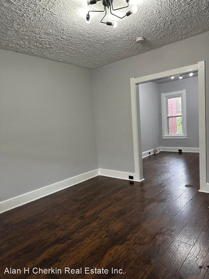 422 Reynolds Ave - Photo 3 of 24