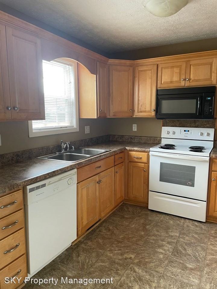 Hanover Court - Photo 3 of 10