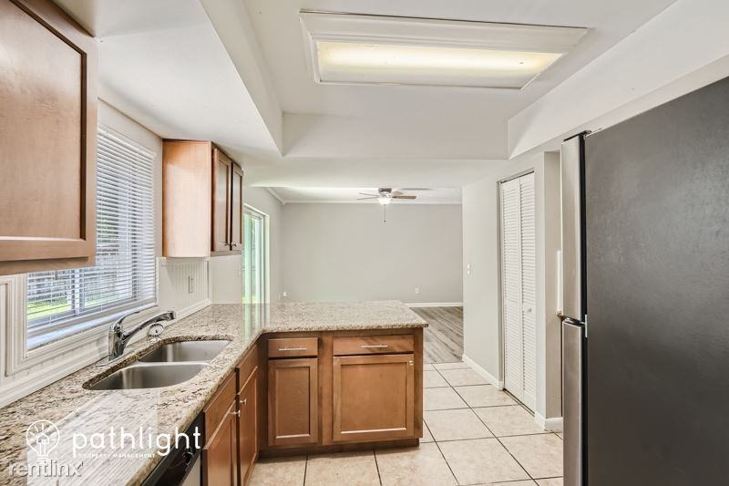 2738 Lakeville Dr - Photo 3 of 18
