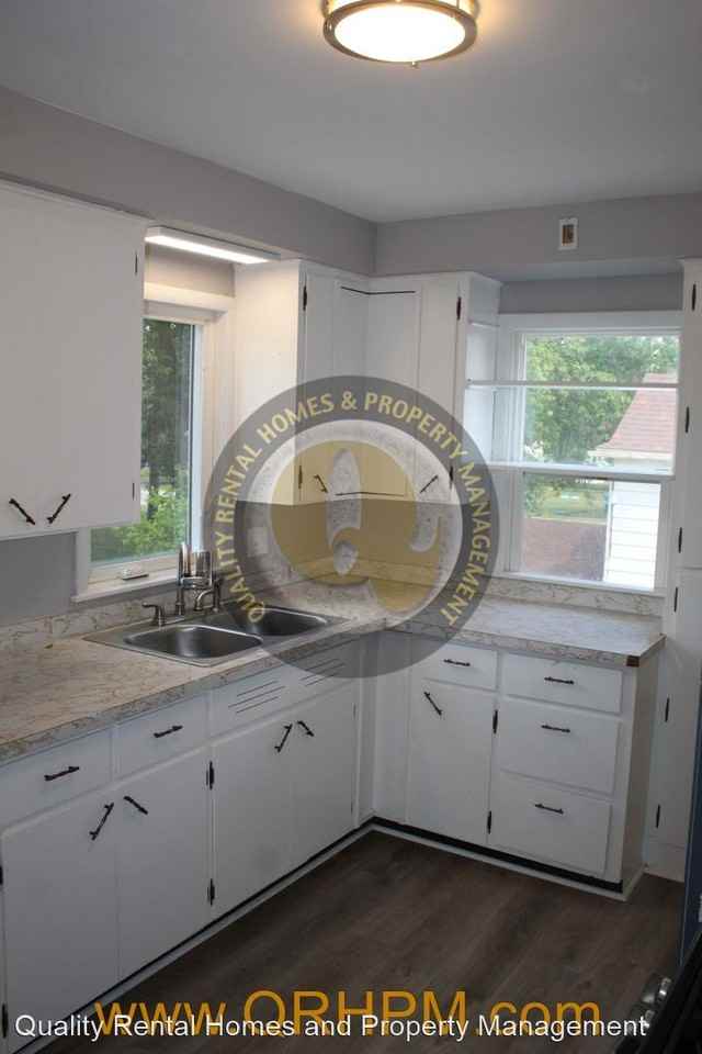 1130 S Shiawassee St - Photo 3 of 15