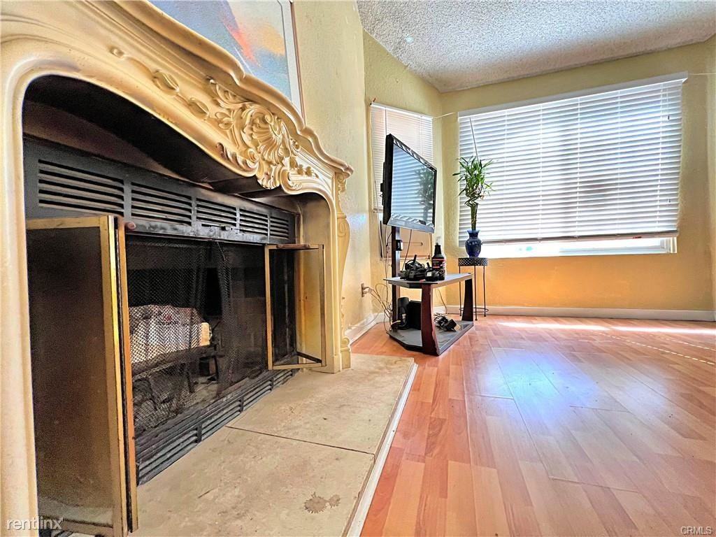 37215 Bunker Ct - Photo 2 of 9