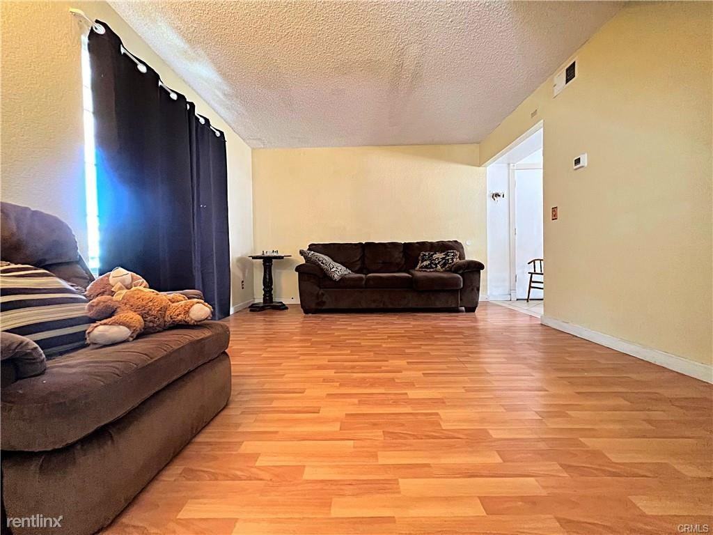 37215 Bunker Ct - Photo 3 of 9