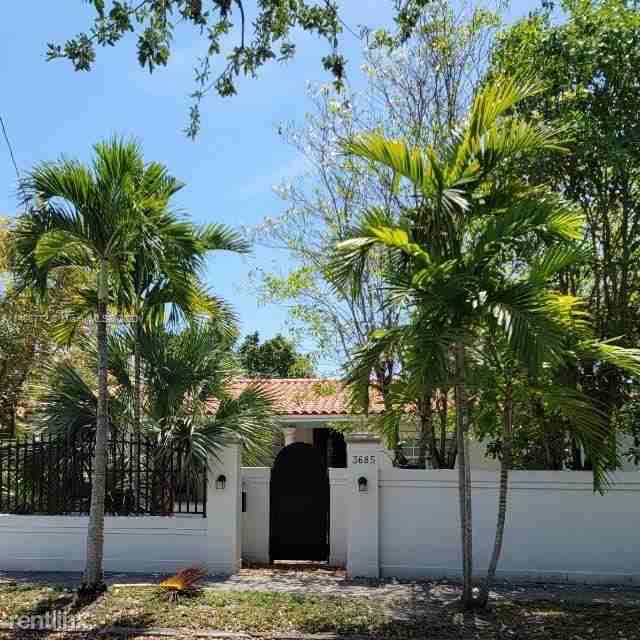 3685 Sw 1st Ave - Photo 2 of 16