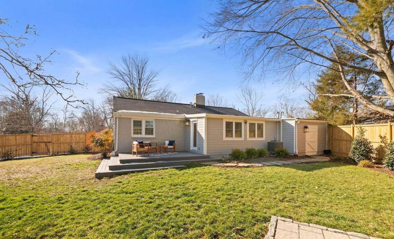 8015 Bainbridge Rd - Photo 2 of 20