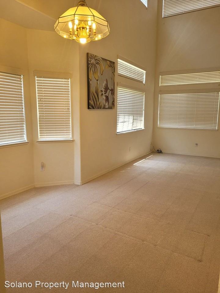 1179 Legend Cir - Photo 3 of 38