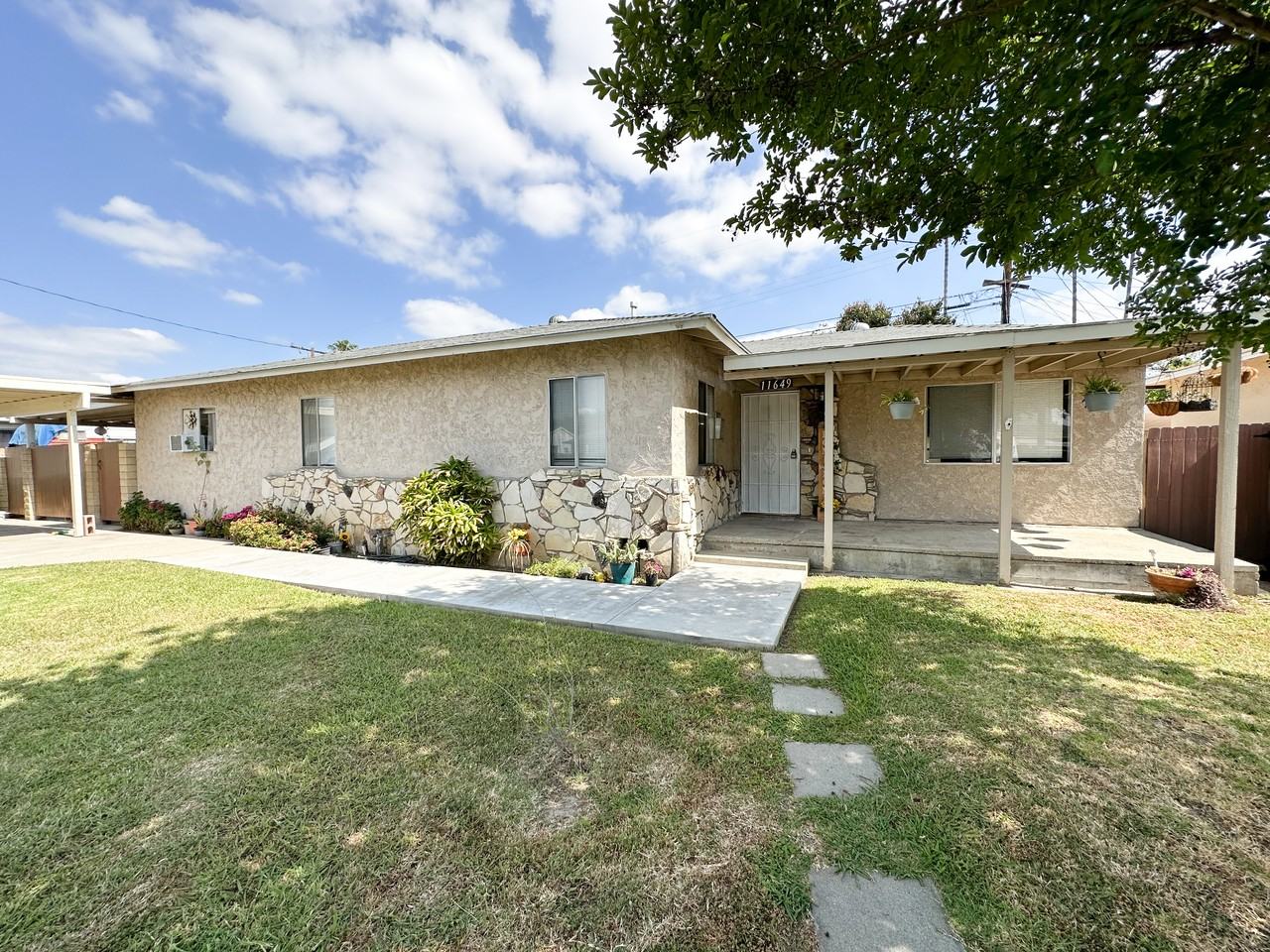11649 Wakeman St - Photo 2 of 23
