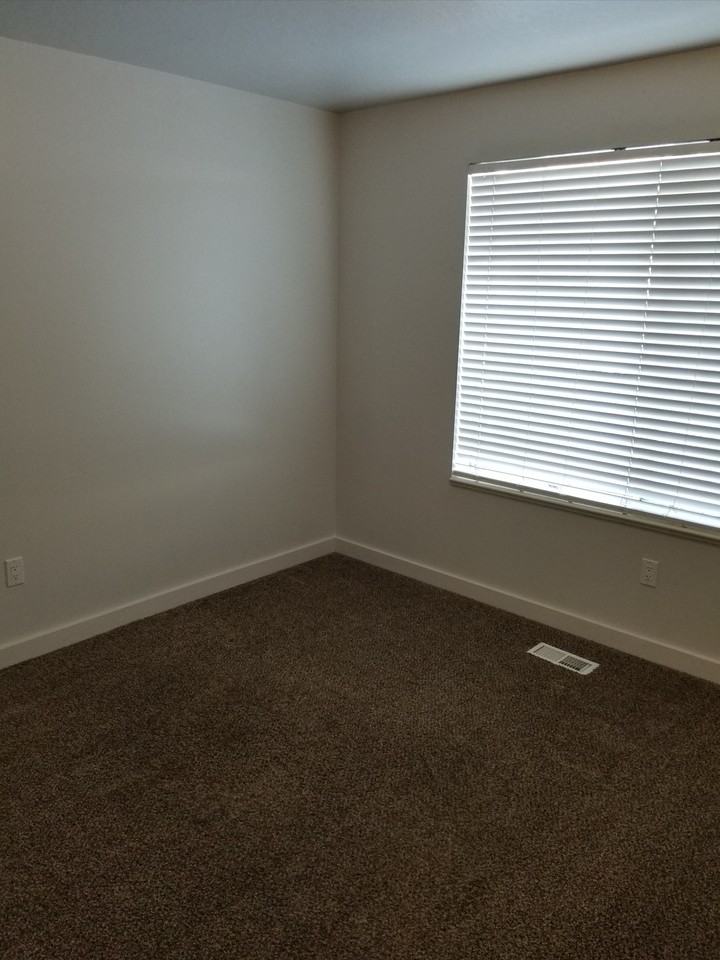 372 Es - Photo 2 of 8