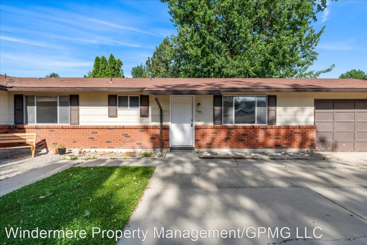 1683 S Phillippi St - Photo 2 of 25