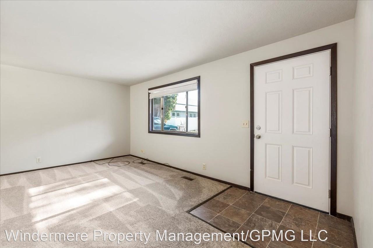 1683 S Phillippi St - Photo 3 of 25