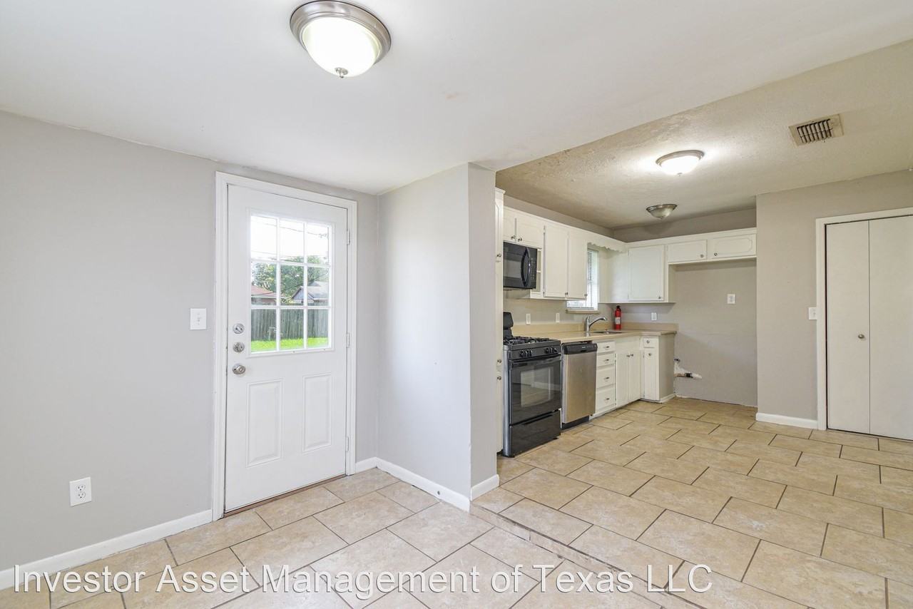 7405 W Lambuth Ln - Photo 3 of 24