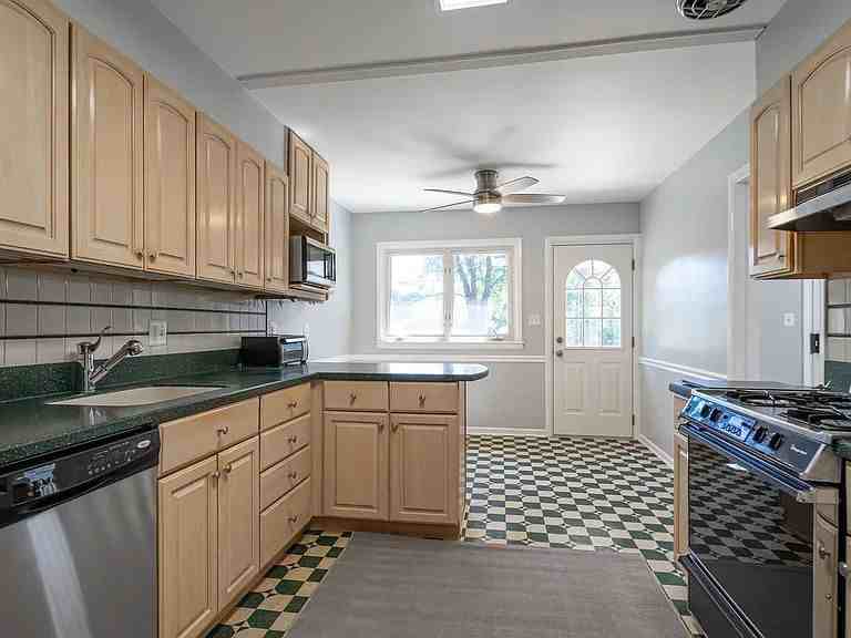 322 Valley Court Rd - Photo 3 of 20