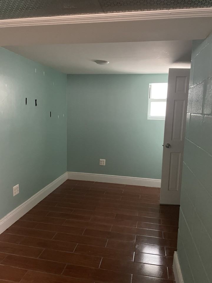 E 57th Pl #BS - Photo 2 of 4