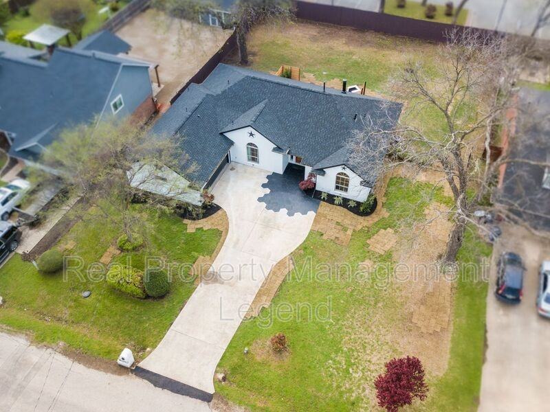 10410 Country Club Dr - Photo 2 of 44