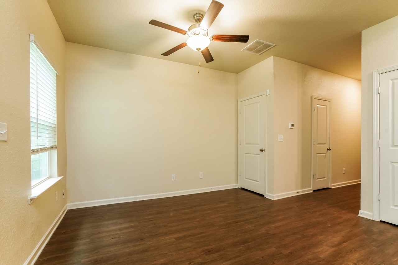 1010 Highwood Ln - Photo 3 of 19