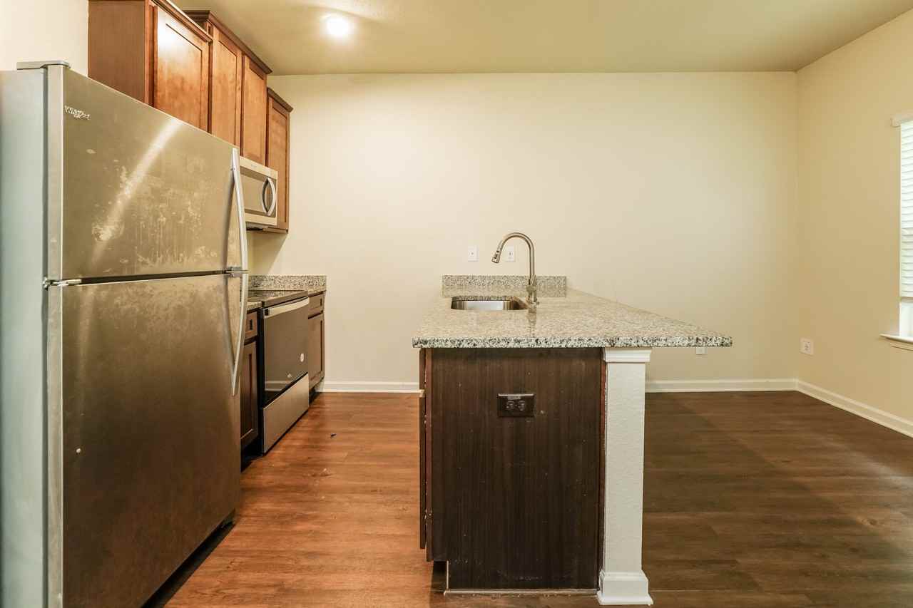 1010 Highwood Ln - Photo 5 of 19