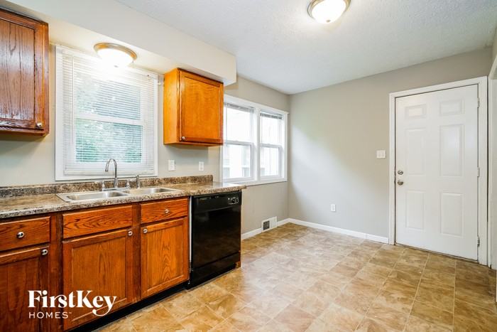 3256 Highwoods Dr - Photo 3 of 16