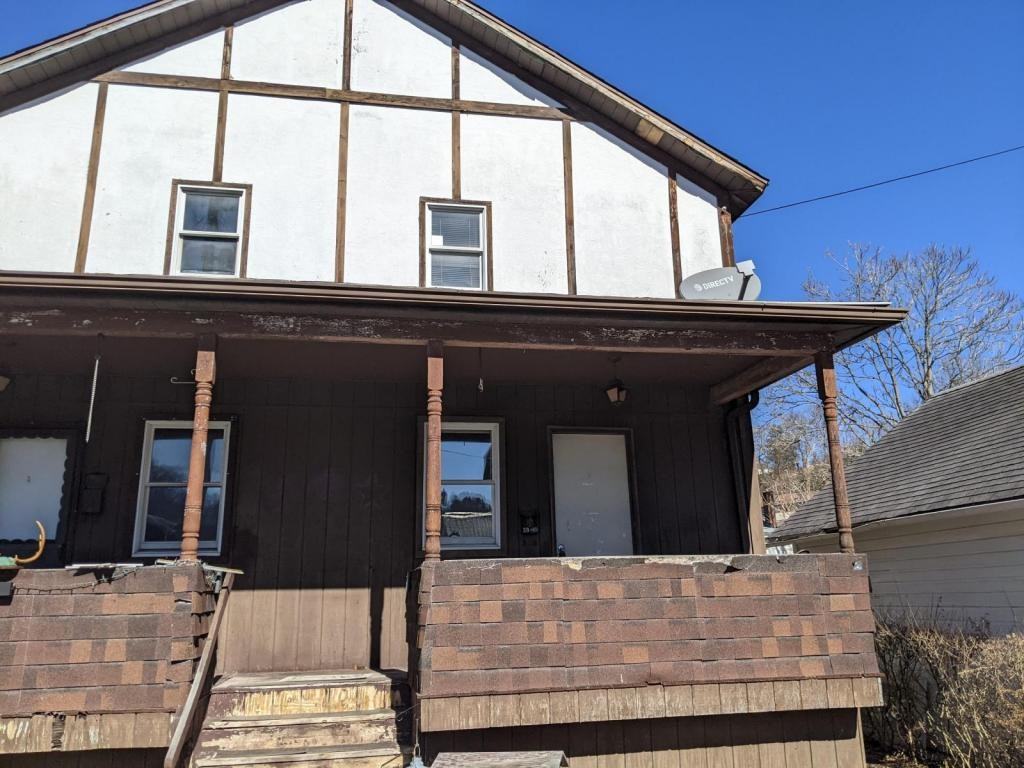 39 Graham Ave - Photo 2 of 14