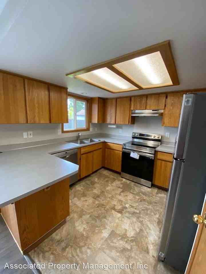 2697 S Beech St - Photo 3 of 10