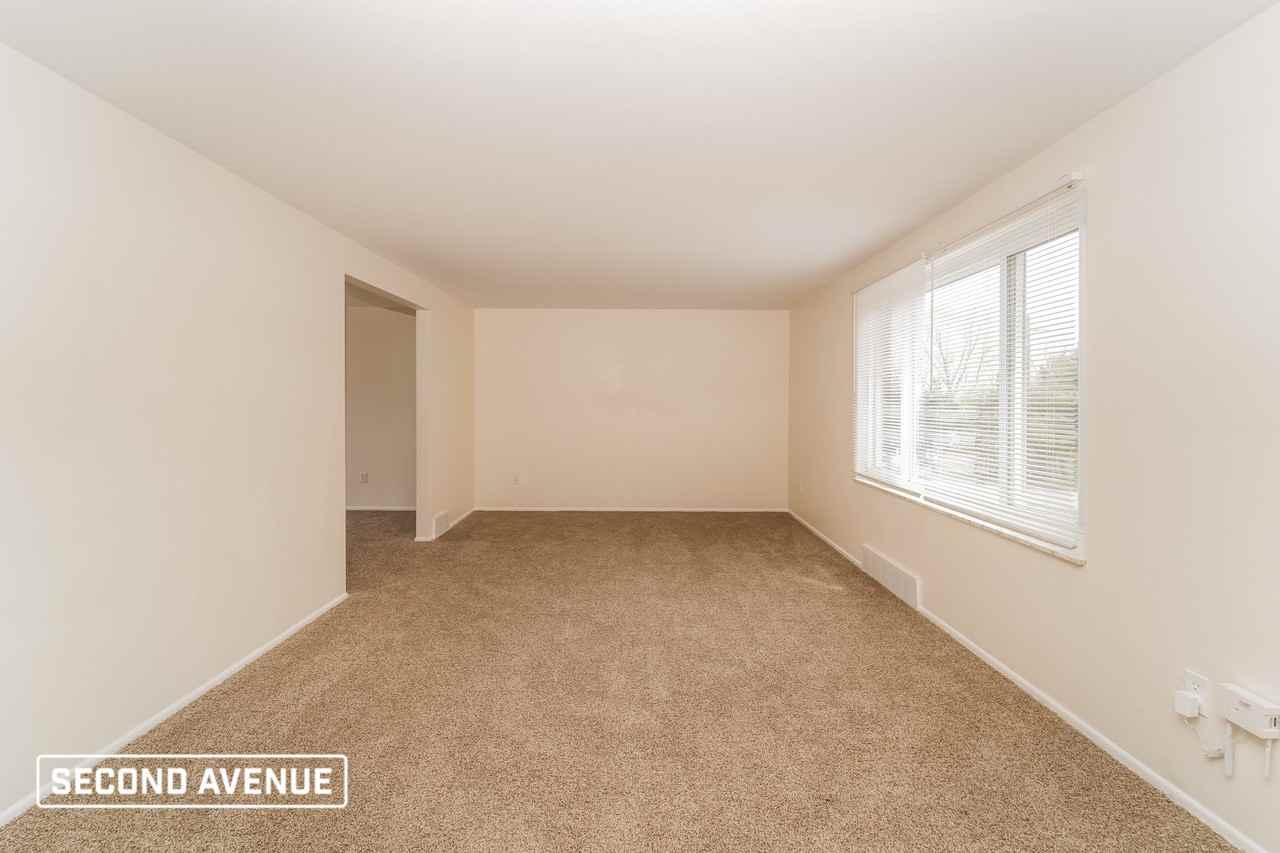 182 Shackelford Dr - Photo 2 of 12