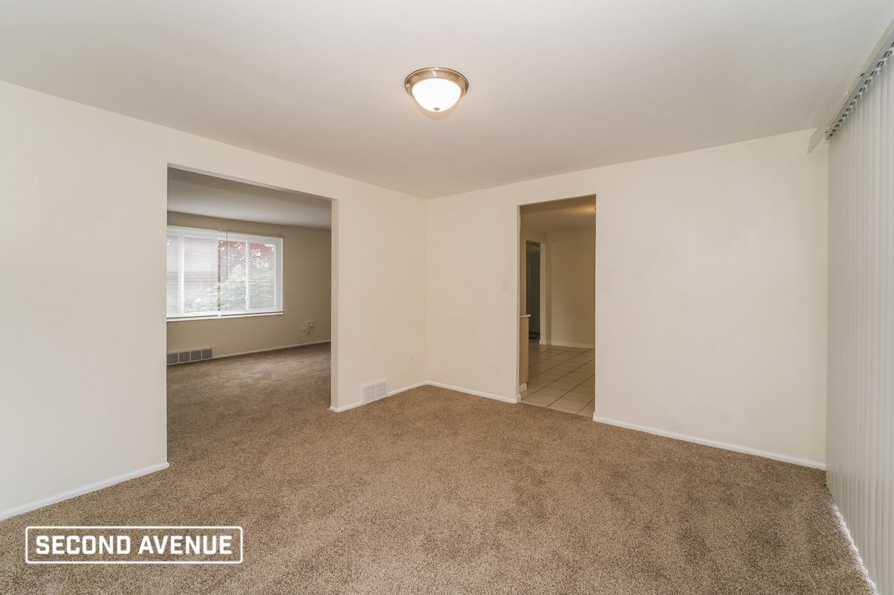 182 Shackelford Dr - Photo 3 of 12