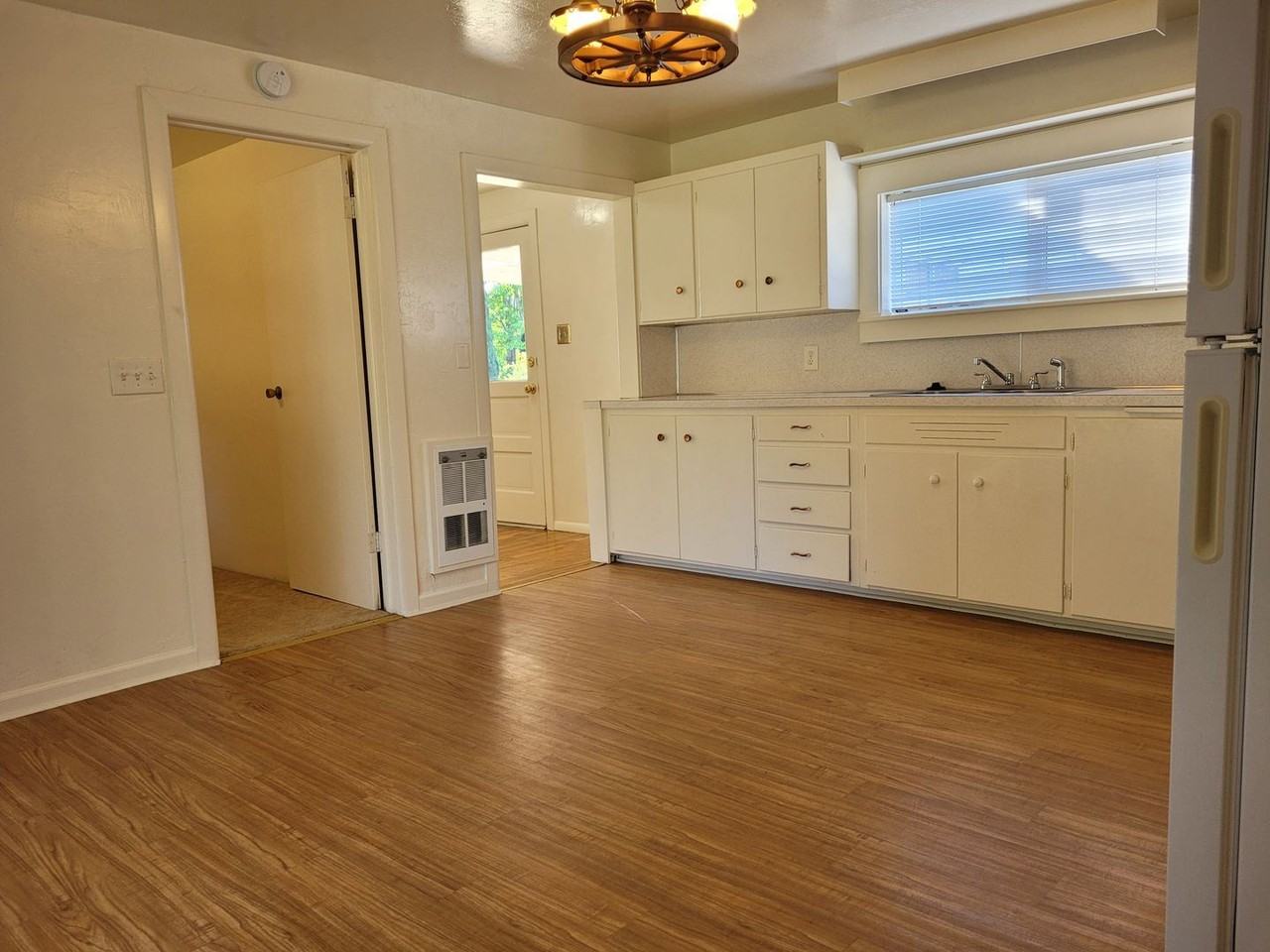 311 Ne 6th St - Photo 3 of 27