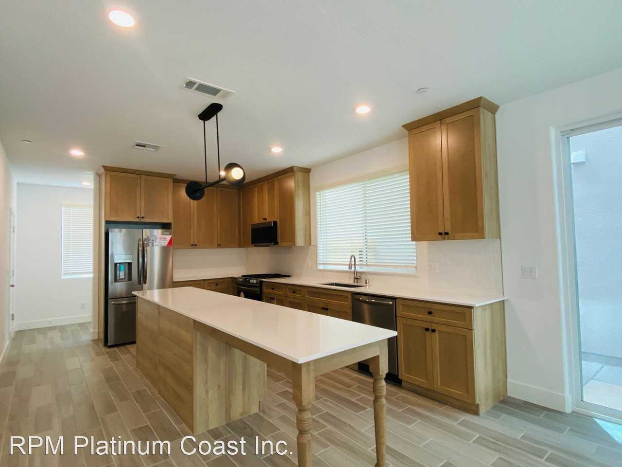 2752 E Tamarind Dr - Photo 2 of 40