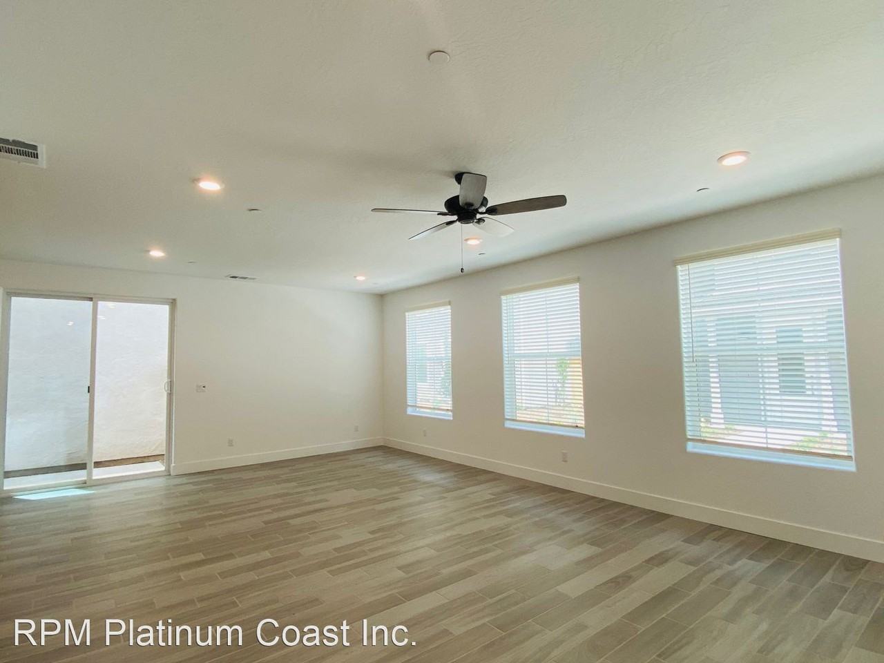 2752 E Tamarind Dr - Photo 3 of 40