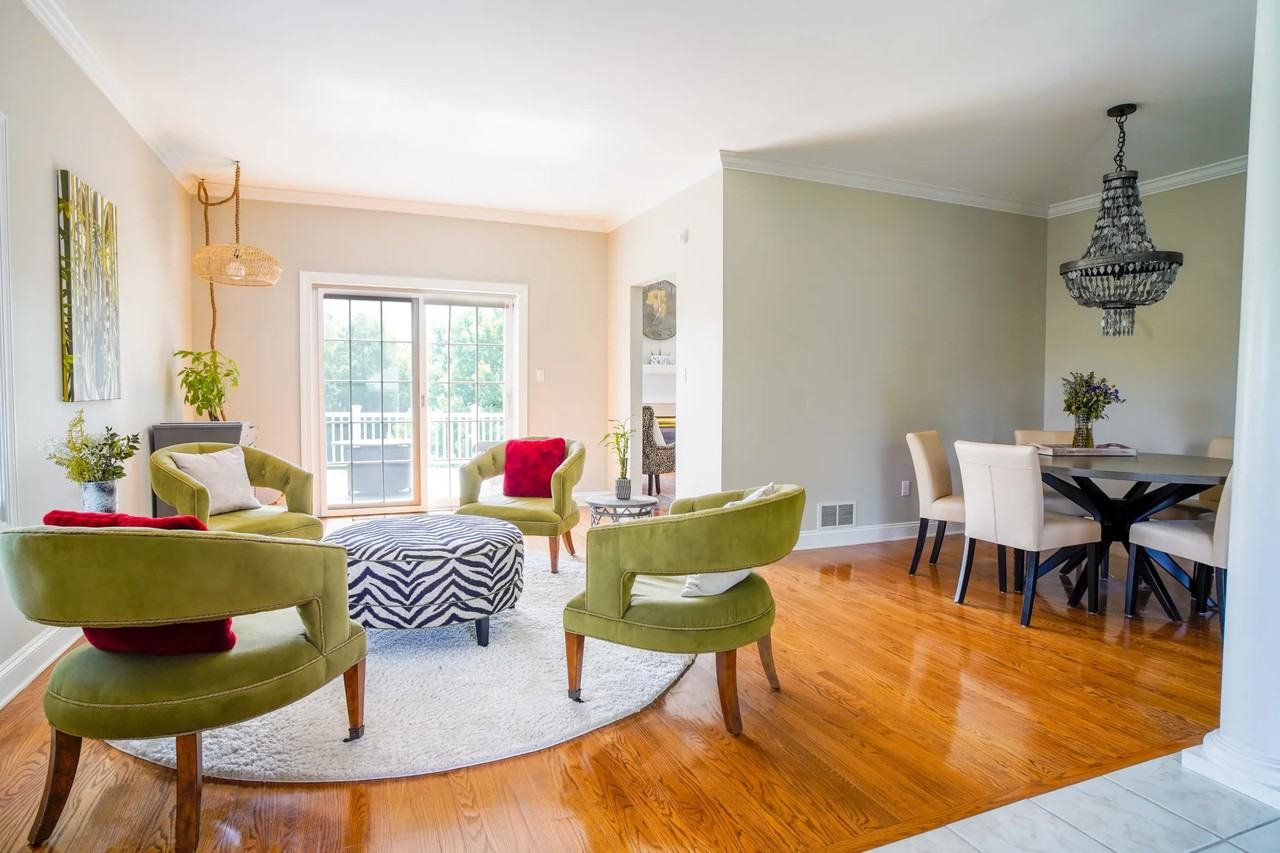 552 Parkside Ct - Photo 2 of 9