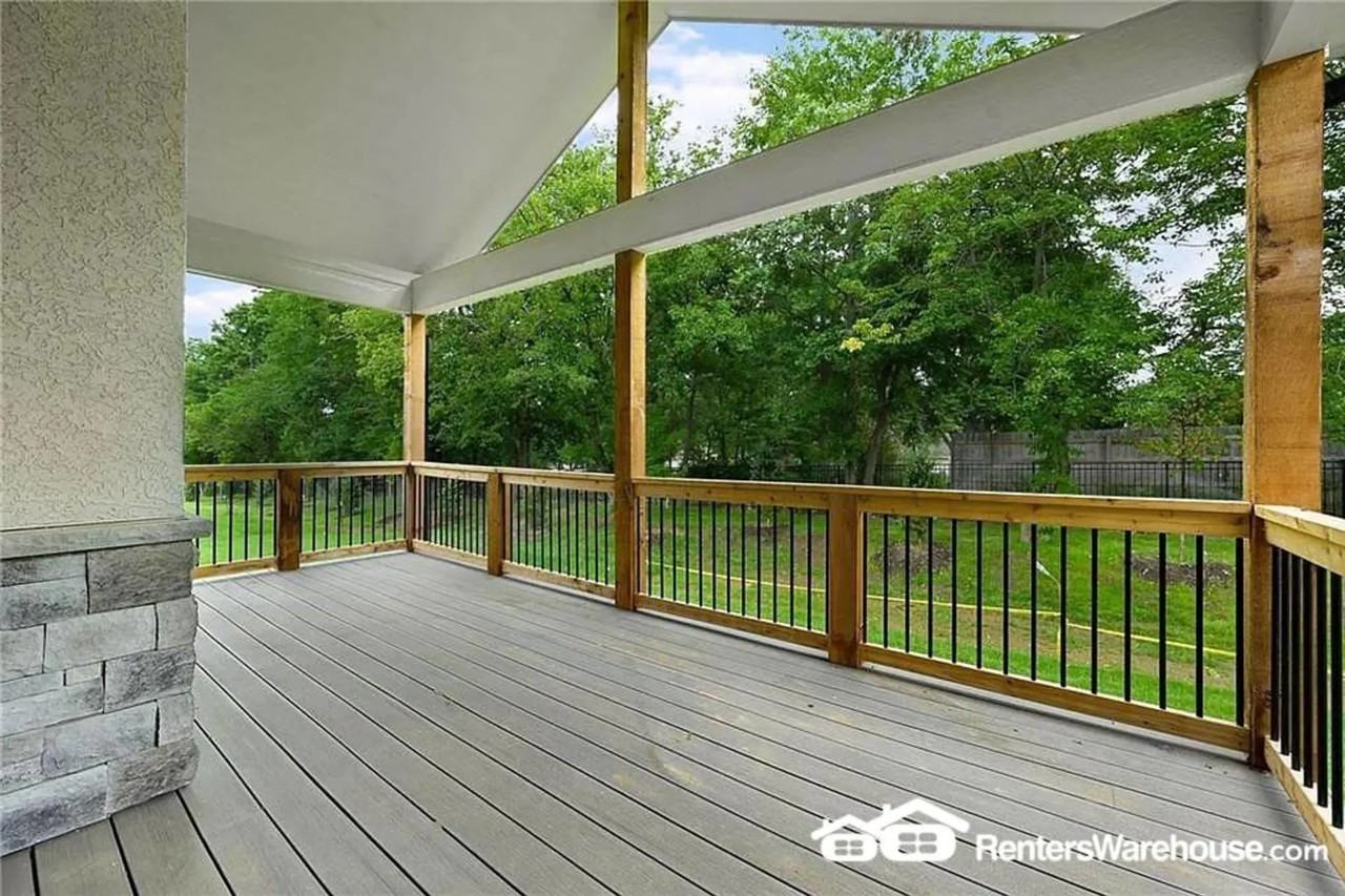 16237 Broadmoor - Photo 2 of 21