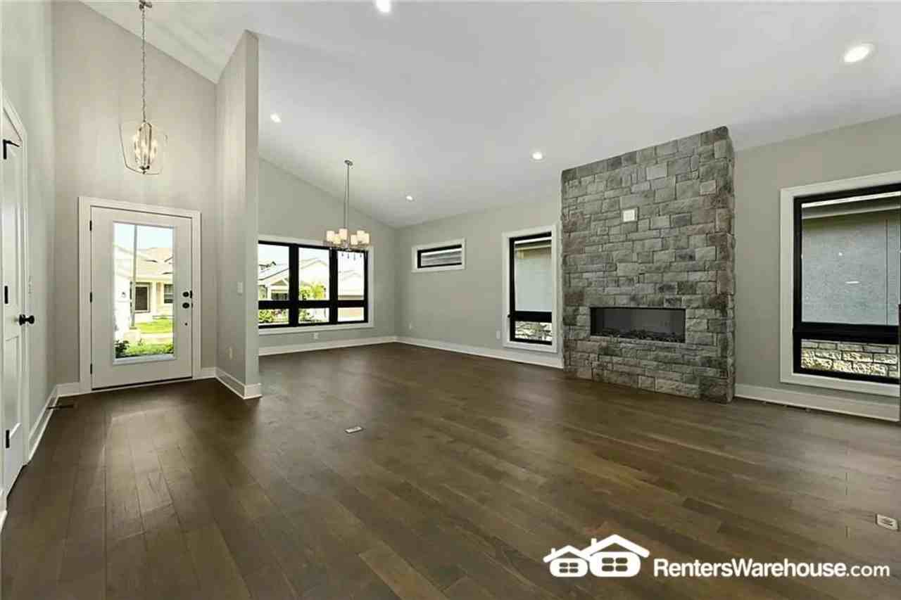 16237 Broadmoor - Photo 3 of 21