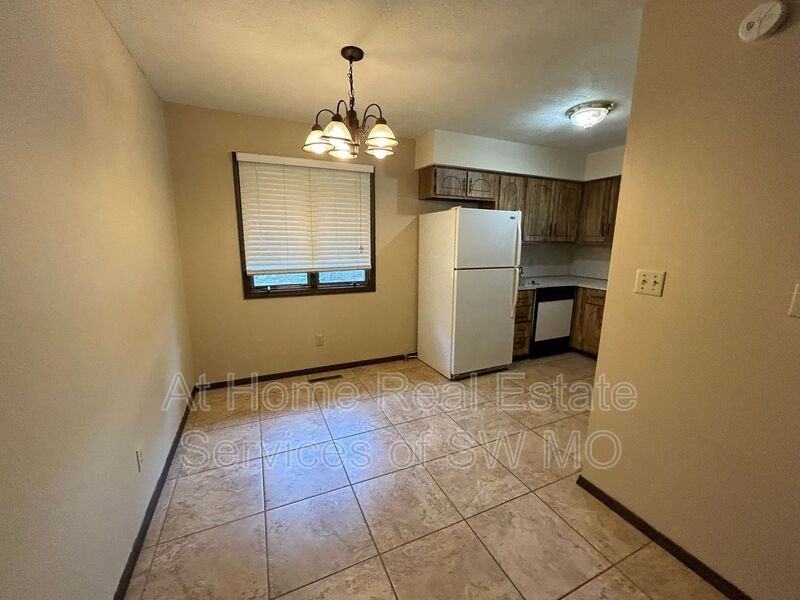 522 E Latoka Ct - Photo 3 of 11
