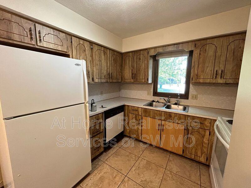 522 E Latoka Ct - Photo 5 of 11