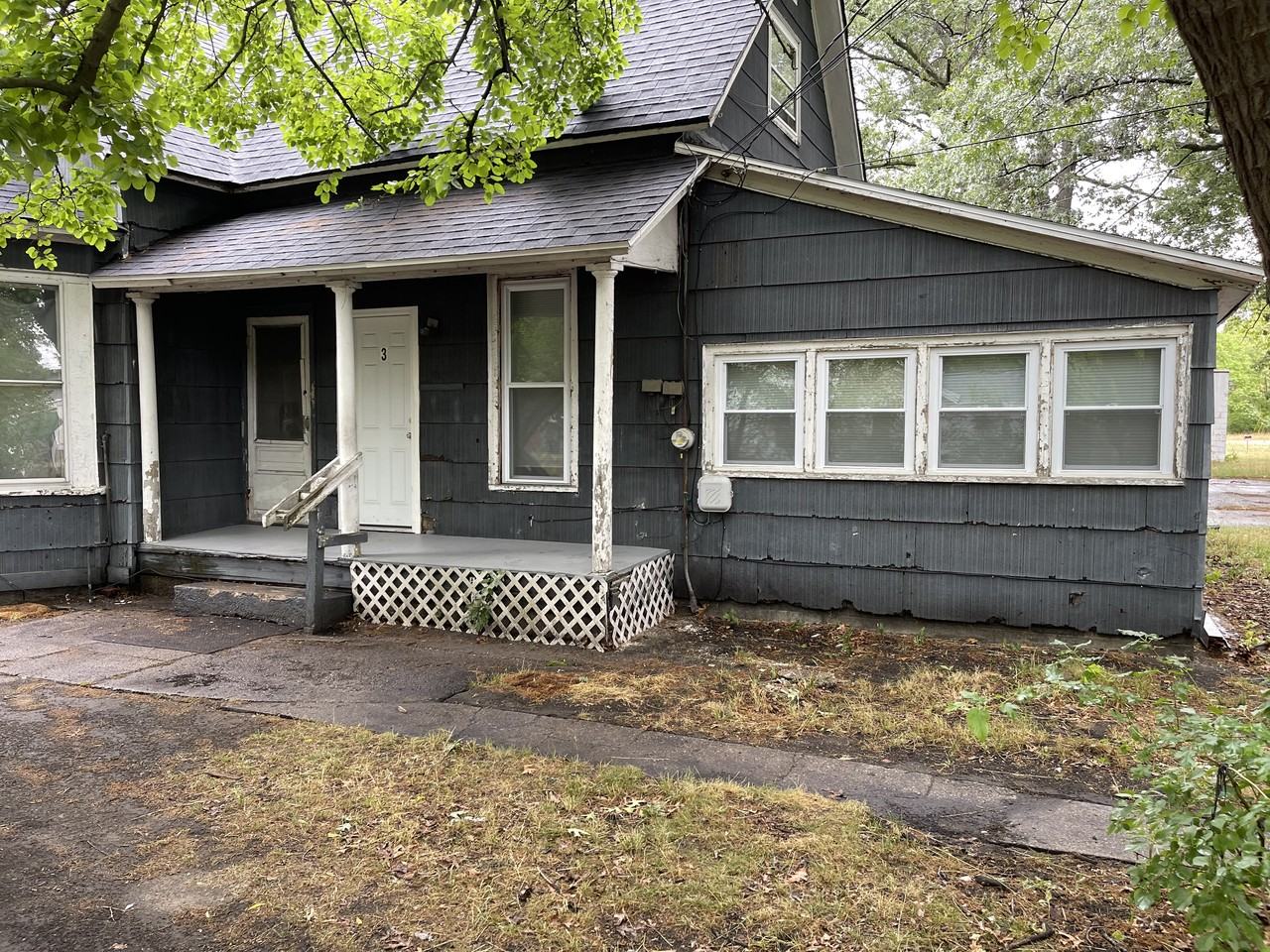 2716 7Th St - Photo 2 of 8