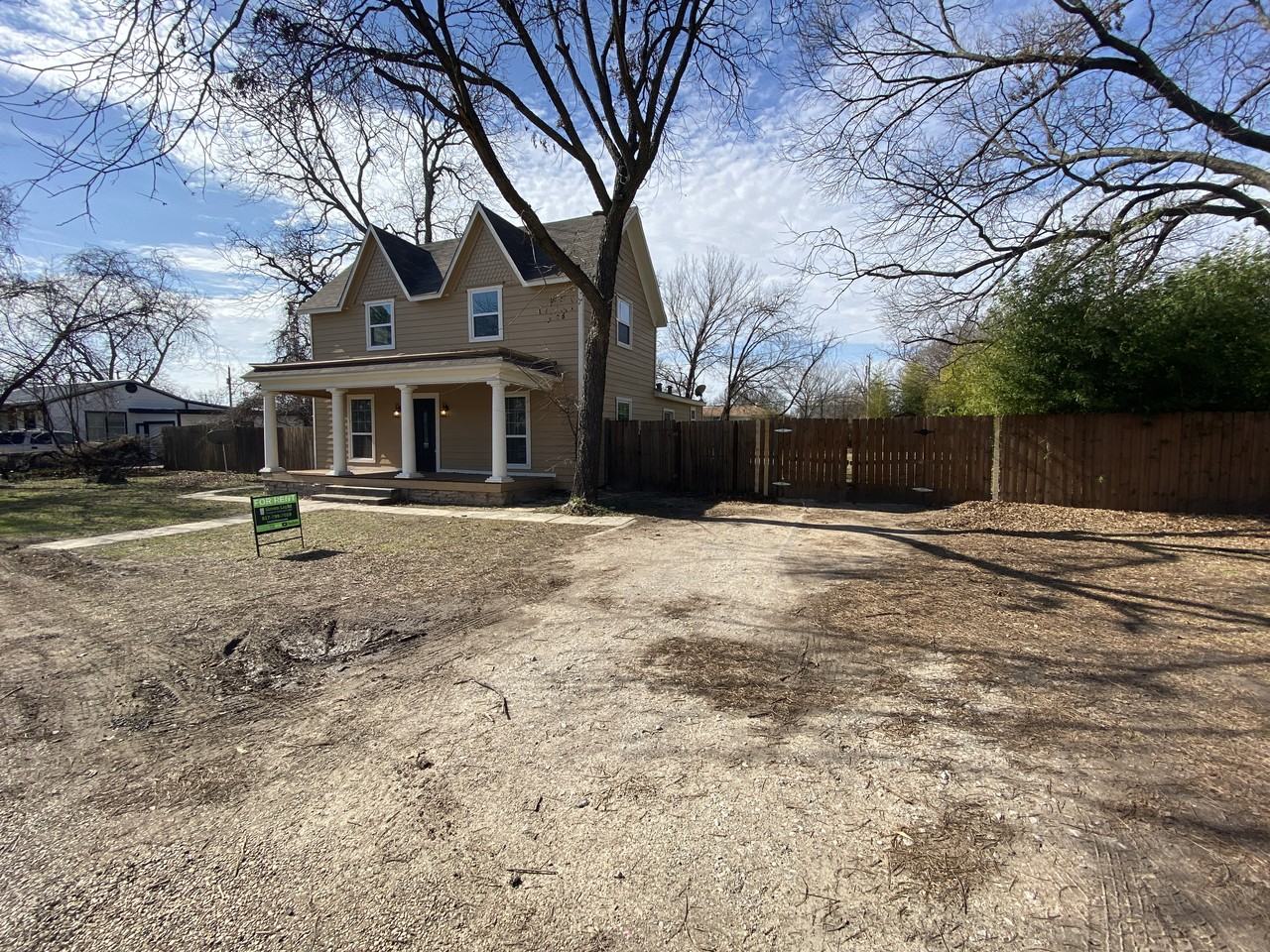 215 N Avenue A - Photo 2 of 24